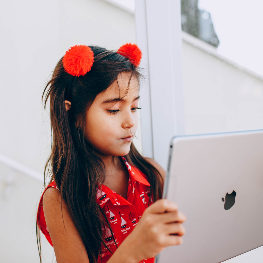 How Much Screen Time is Too Much? 4 Expert Screen Use Tips for Parents